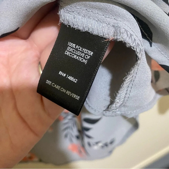 Womens Torrid Grey Casual Eyelet Short Sleeve Floral V-Neck Blouse Shirt size 1X - Picture 7 of 16